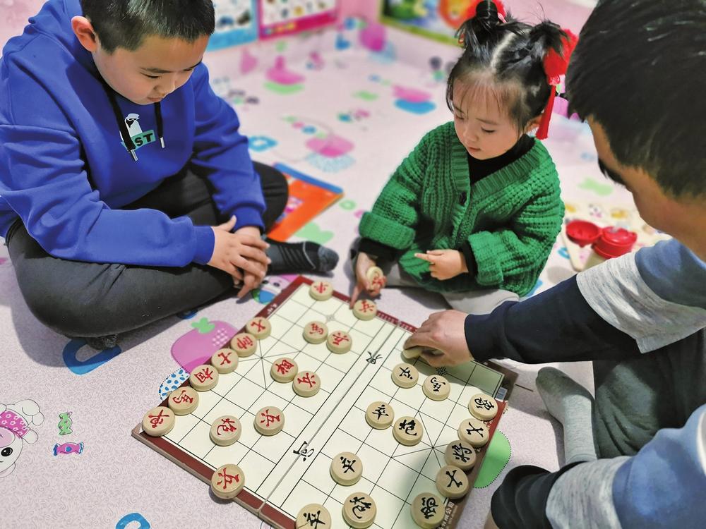 四平市中小学在网上课堂设置了德育课的同时，还在线上指导家长与幼儿开展各类家庭游戏，以实现学生德智体美劳全面发展。　　李铭轩摄