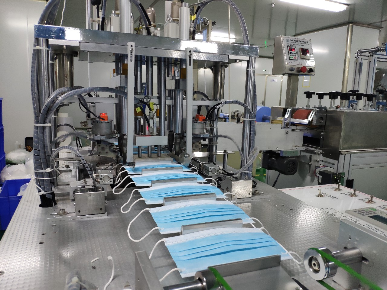 淄博创奇医疗用品有限公司生产车间用于口罩生产的制片机,自动点焊机