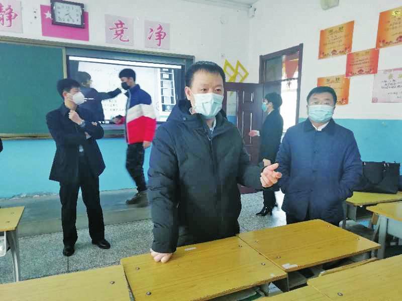 开课第一天，四平市教育局相关领导到第一高级中学检查网上开课情况。史俊颖摄