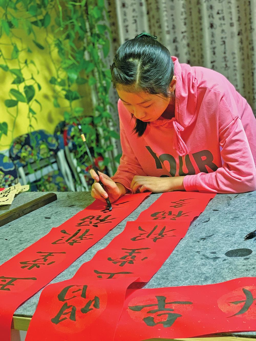 吉林师范大学附属小学在上网课期间，通过练习书法和绘画让学生陶冶情操。图为吉林师范大学附属小学学生宋颜妤书写对联。