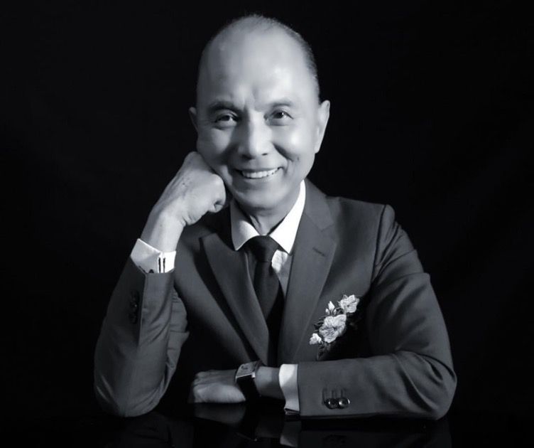 jimmy choo的品牌创始人周仰杰出生于马来西亚,父亲是位鞋匠,因年幼