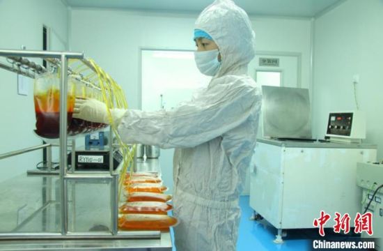 图为兰州荣晔生物科技有限责任公司工作人员进行原料分离操作。　张振东摄