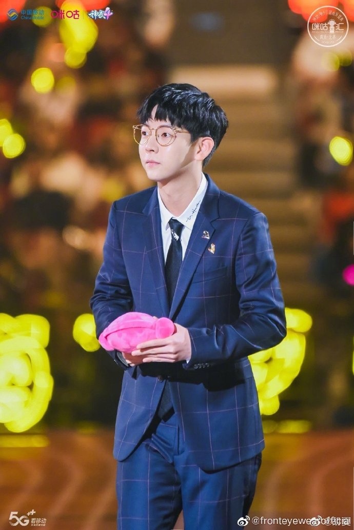 front眼镜胡夏歌手奇袭翩翩公子声似天籁
