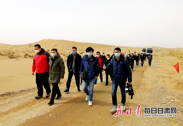来自八步沙的Vlog｜沙漠“种树”，我教您！凤凰网甘肃_凤凰网
