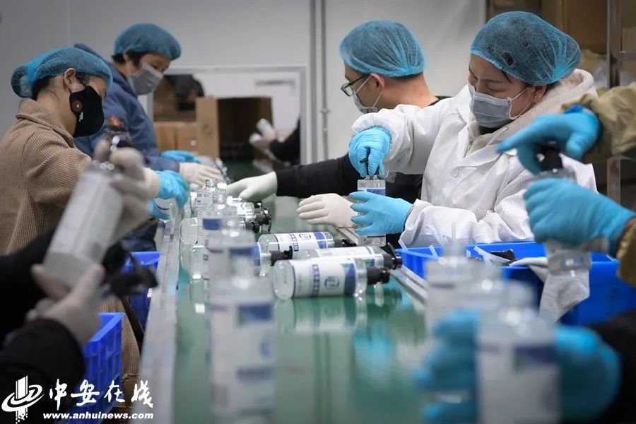 合肥高新区安徽启威生物科技有限公司的生产流水线上，工人们正在封装消
