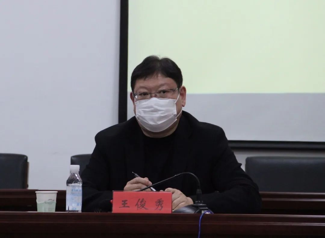 班子成员及副处级以上干部依次进行"三述"发言后,办事处主任王俊秀