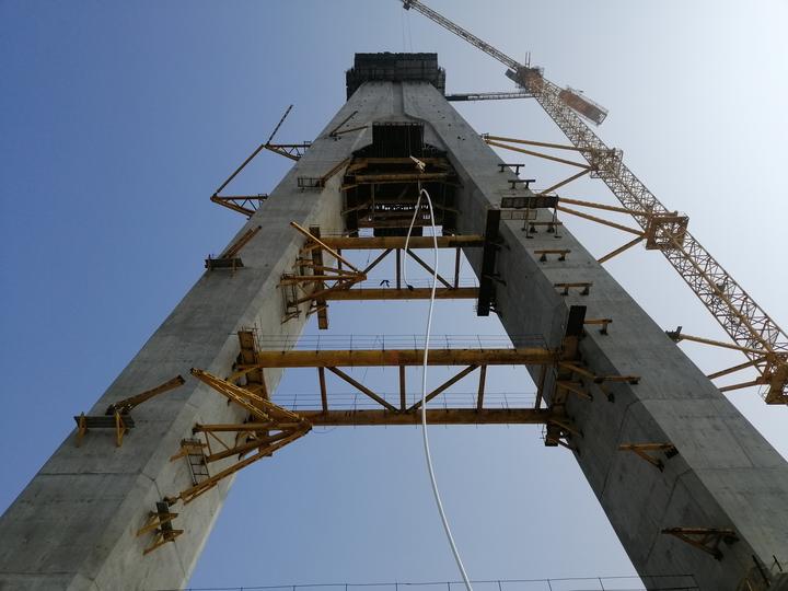 舟岱大桥南通航孔桥nt3索塔首根斜拉索挂设完成