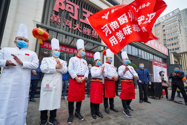 员工主动退工资、组织厨师赴武汉，疫情下企业家的“挺身而出”
