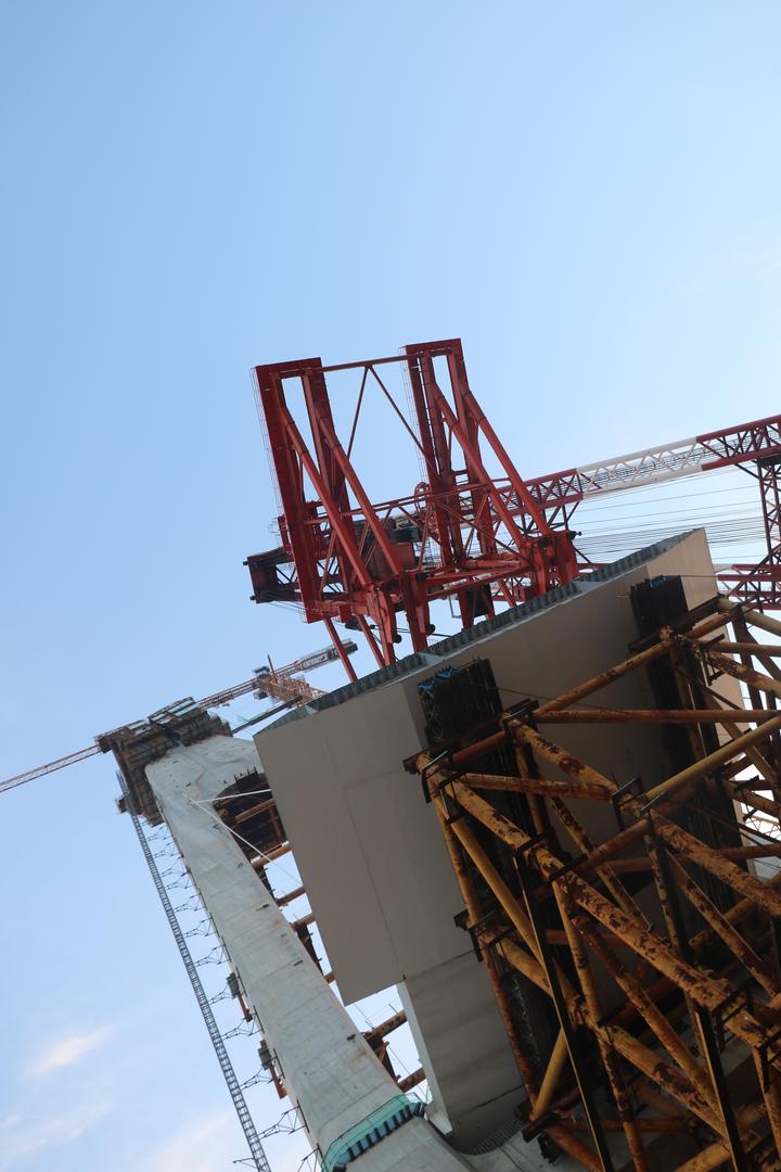 舟岱大桥2标南通航孔桥桥面吊机成功吊装到位