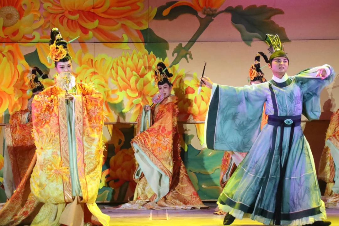 不知是梦是真,看到一个个菊花仙子,一段奇妙之遇由此展开……《菊美人