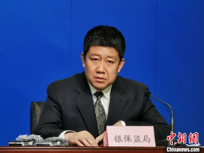 图为甘肃银保监局财产保险监管处处长刘永宏发言。　崔琳摄