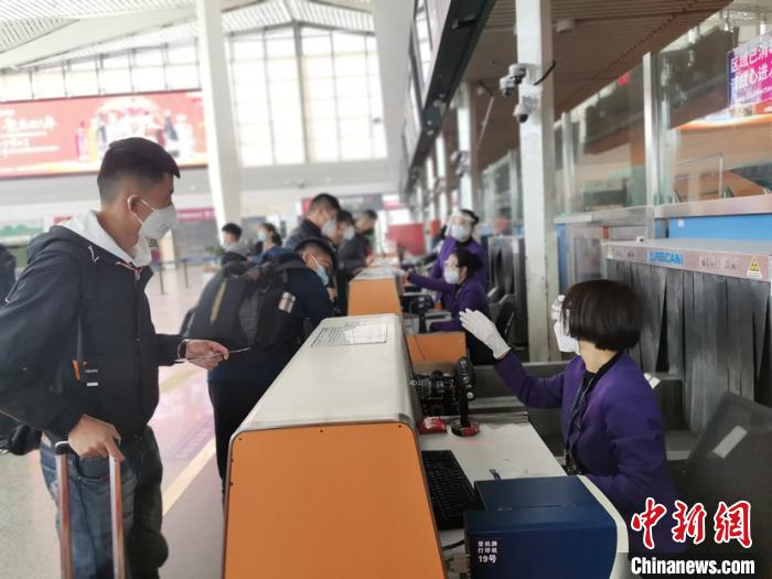 青海省首架复学包机载124名师生飞往济南