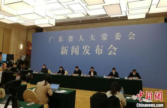 广东省人大常委会举行新闻发布会介绍新修订的《广东省野生动物保护管理条例》。　程景伟摄