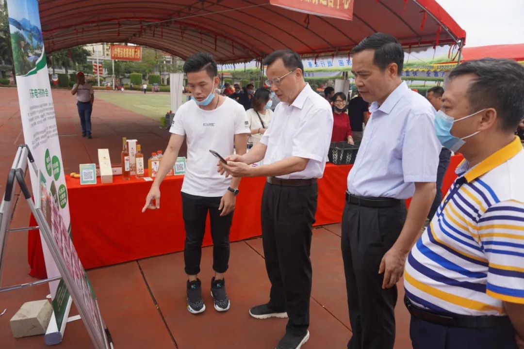 乐东县委书记吴川祝(左二)与乐东县副县长林振康(右二)县委书记吴川祝