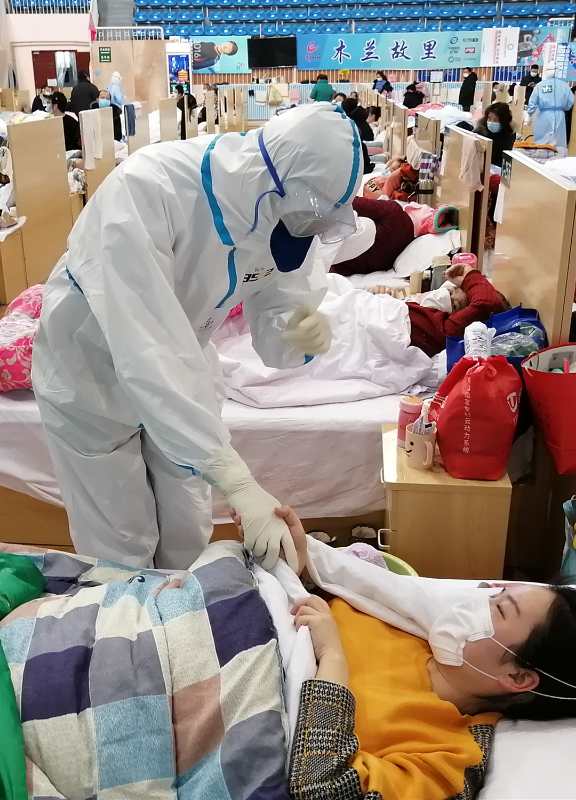 2月，陈亚岗在黄陂区放舱医院位患者检查