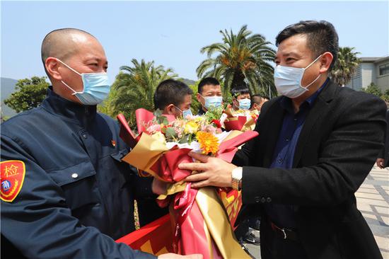 宁波公交集团党委副书记、总经理孙斌给勇士们献花。 董美巧供图