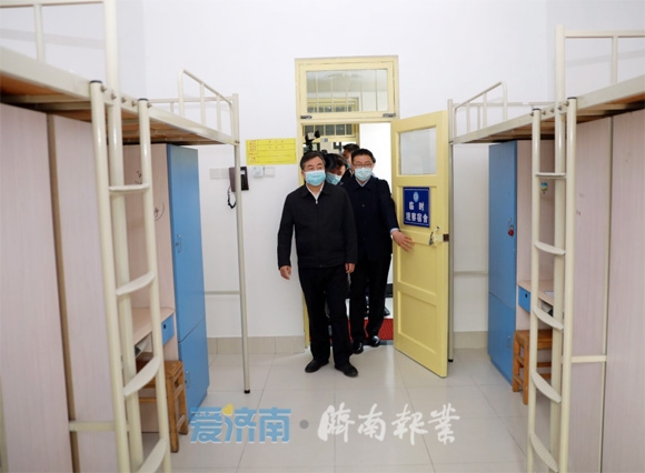 第一站抵达济南一中,在校门口察看学生入校体温检测及临时隔离室安排