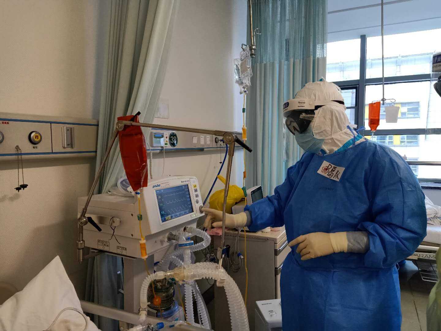 2月15日，葛庆岗在隔离病房调整呼吸机。