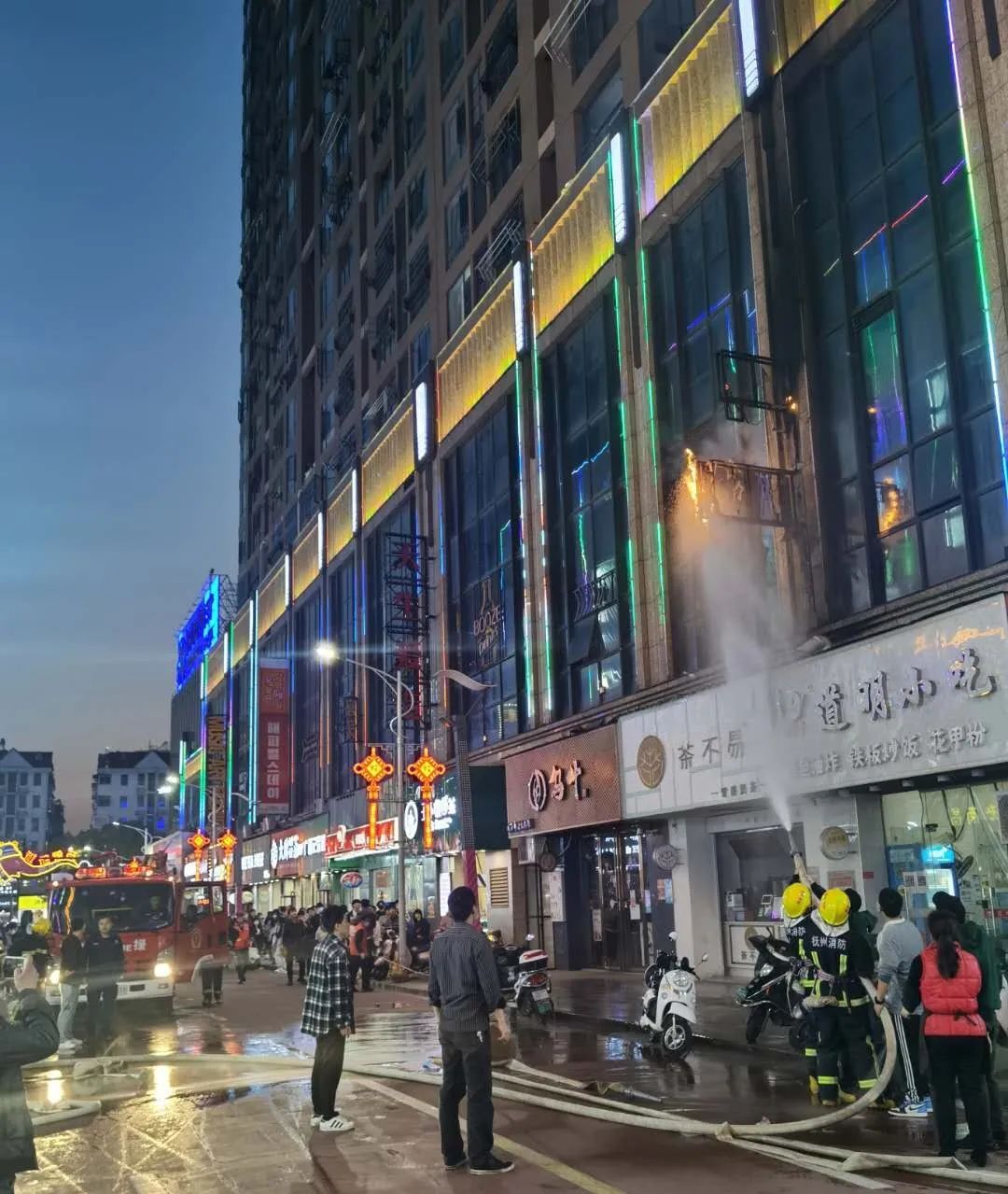 抚州华宏万象新城昨晚着火了黑烟滚滚