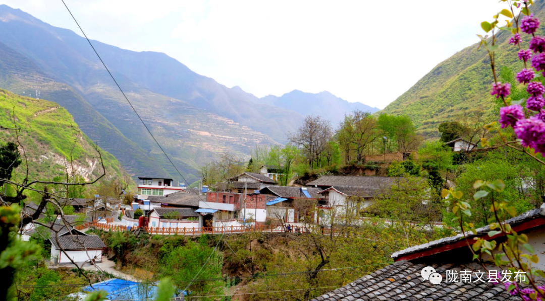 村庄大变样文县丹堡镇美颜迎客