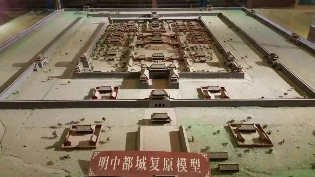 是我国历代都城建筑史上的杰作,也是后来营建南京故宫和北京故宫的蓝