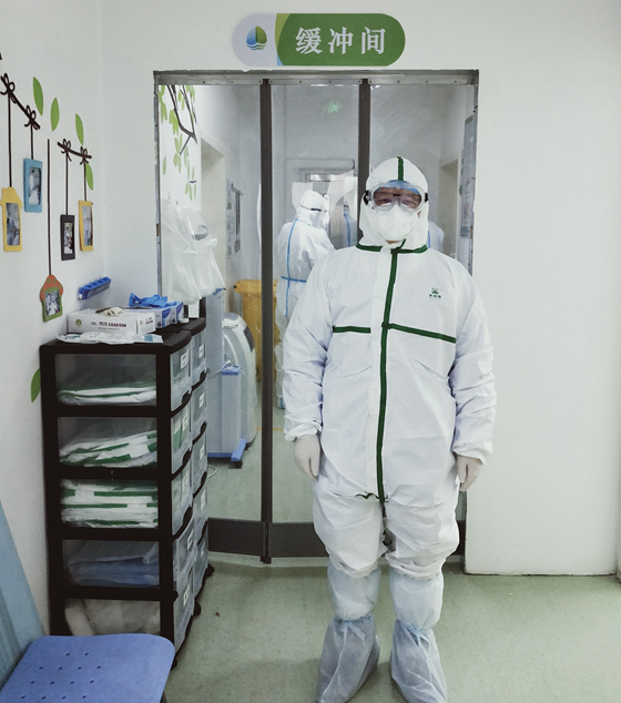 2020年2月，吴安华在缓冲间穿好防护服，准备进入隔离病房