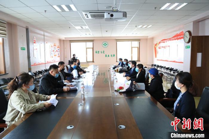 延吉市人社局在延吉市医院座谈延吉市委宣传部供图摄