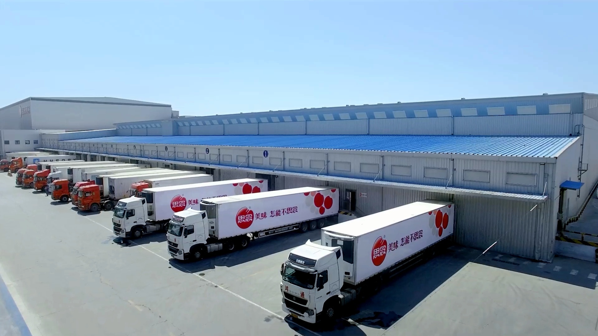 2月25日,在郑州市惠济区英才街的思念食品厂区,等待装货的卡车排成一