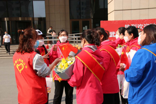 致敬!逆行的平凡英雄! 致敬!逆行的平凡英雄!