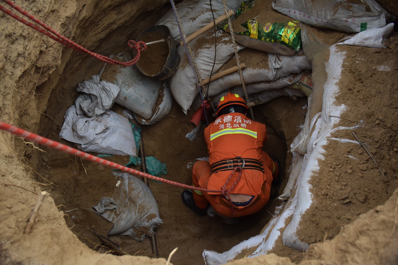 深井塌方 承德市消防救援人员赶往现场施救凤凰网河北_凤凰网
