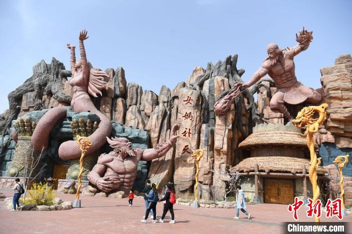 嘉峪关方特丝路神画是国内首个创新展现丝绸之路历史文化的大型高科技主题乐园，通过创意和高科技手段，游客可一日游遍丝绸之路，身临其境地体验一场文化穿越之旅。　杨艳敏摄