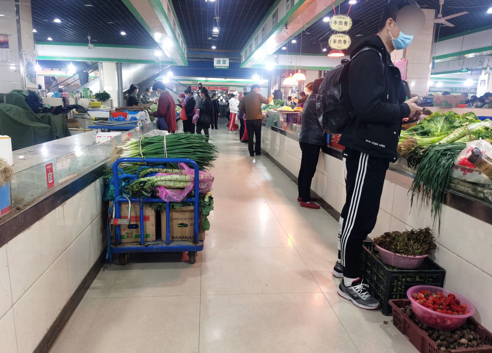 占道乱堆放 地面脏乱差蚌埠这四家农贸市场环境卫生需改进 安徽频道 凤凰网