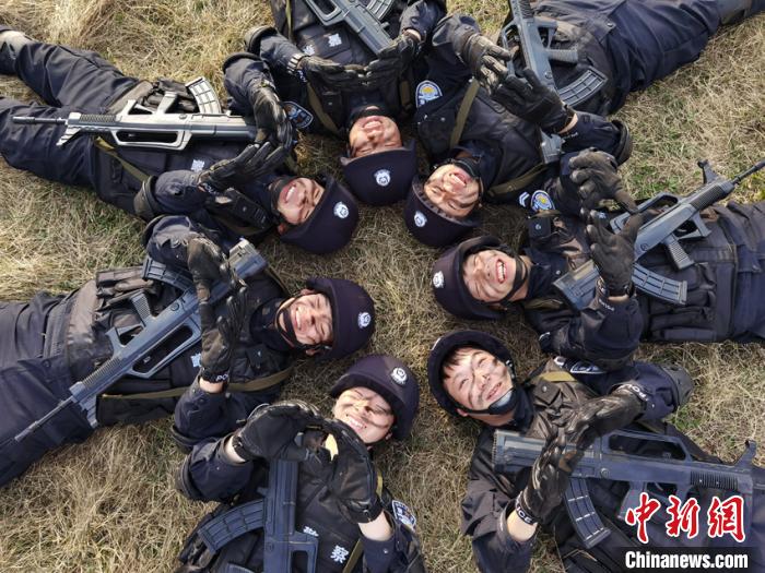 队员在警组战术训练后小憩张磊摄