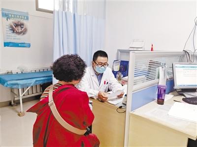 梁作文为社区居民提供医疗服务