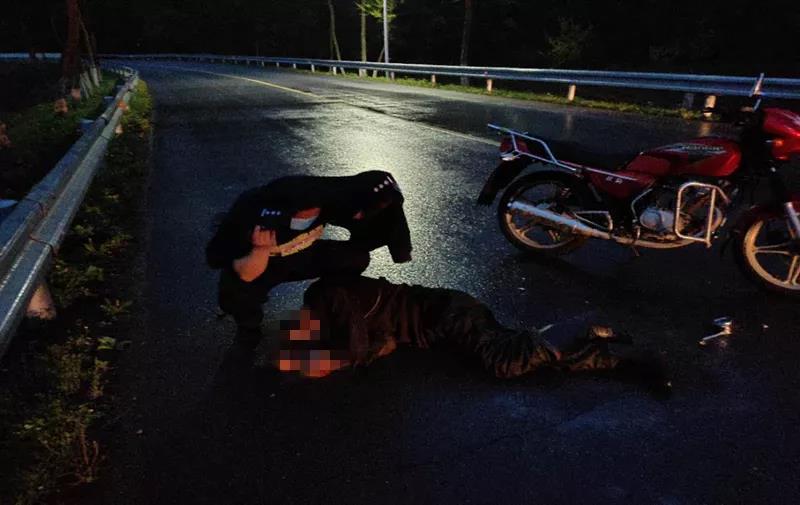 丹东宽甸公安局所属潞河派出所民警在雨夜救助车祸伤者。 宽甸县公安局陈强