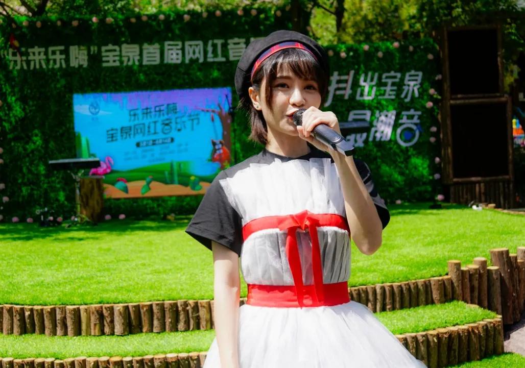 (资料图片由宝泉景区提供)@梦涵现场演唱了《风的季节》,《广东爱情