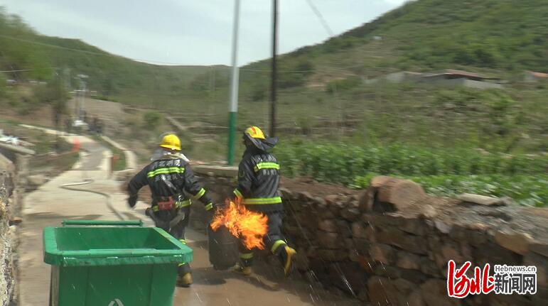 「液化气罐」河北宽城：民房失火，消防员逆行冒险抬出喷火煤气罐
