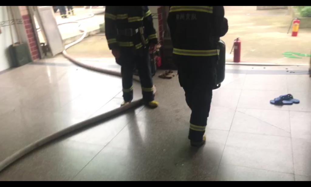煤气罐女子做饭时 煤气罐阀门处突然发生自燃