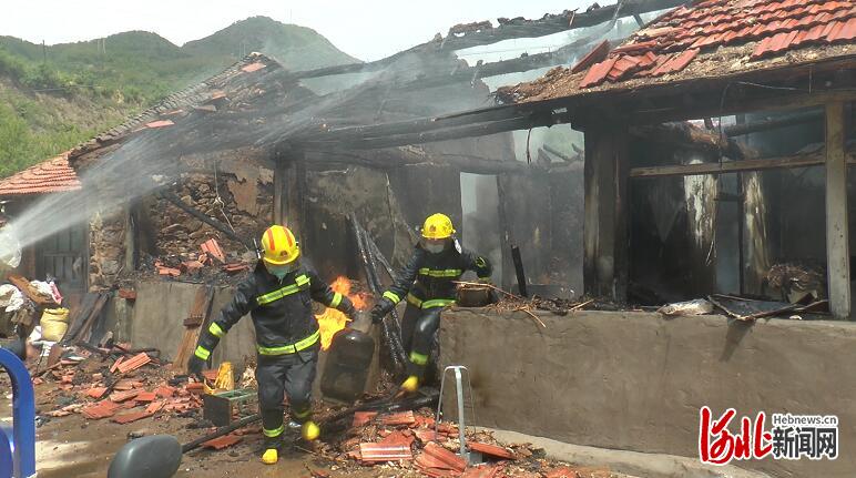 「液化气罐」河北宽城：民房失火，消防员逆行冒险抬出喷火煤气罐