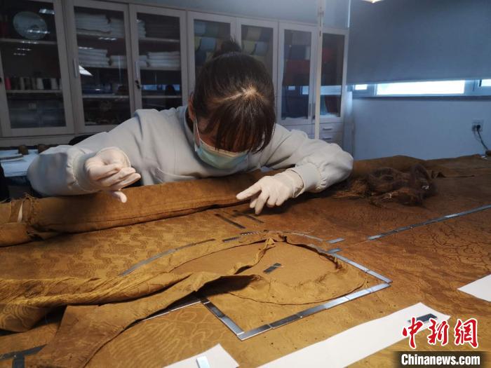 中国丝绸博物馆纺织品文物修复现场。　童笑雨摄