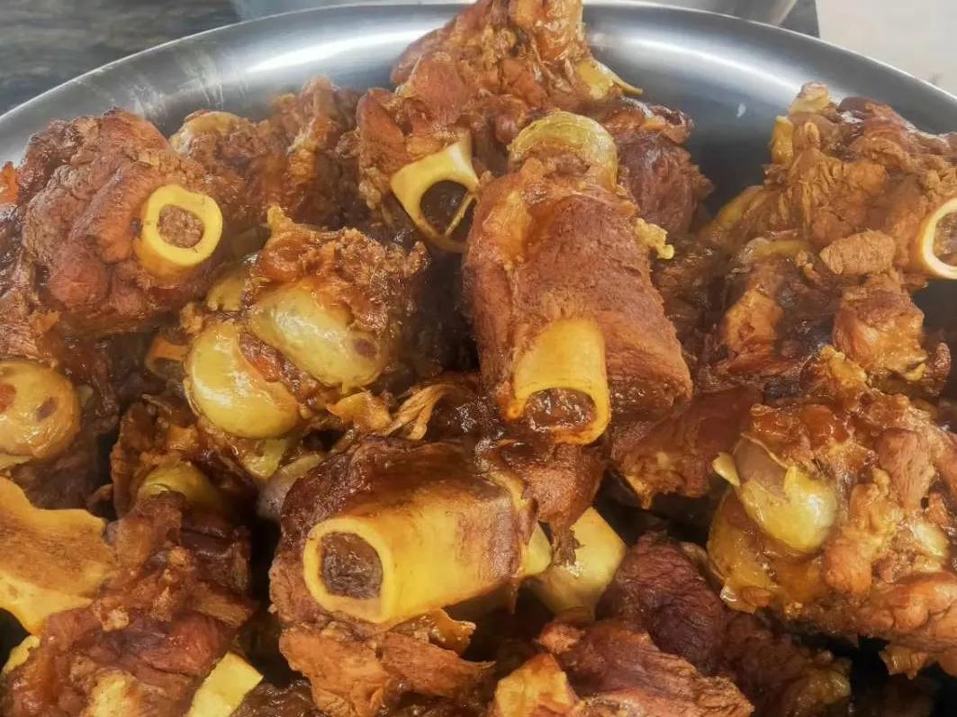 新鲜食材,经过炭火的炙热,开启一场直击灵魂的美食盛宴,羊肉串,牛肉串