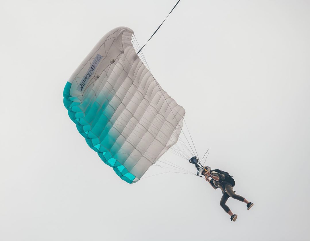 天门山翼装飞行失联女生的最后一跳_吉林频道_凤凰网, image size:1080x840