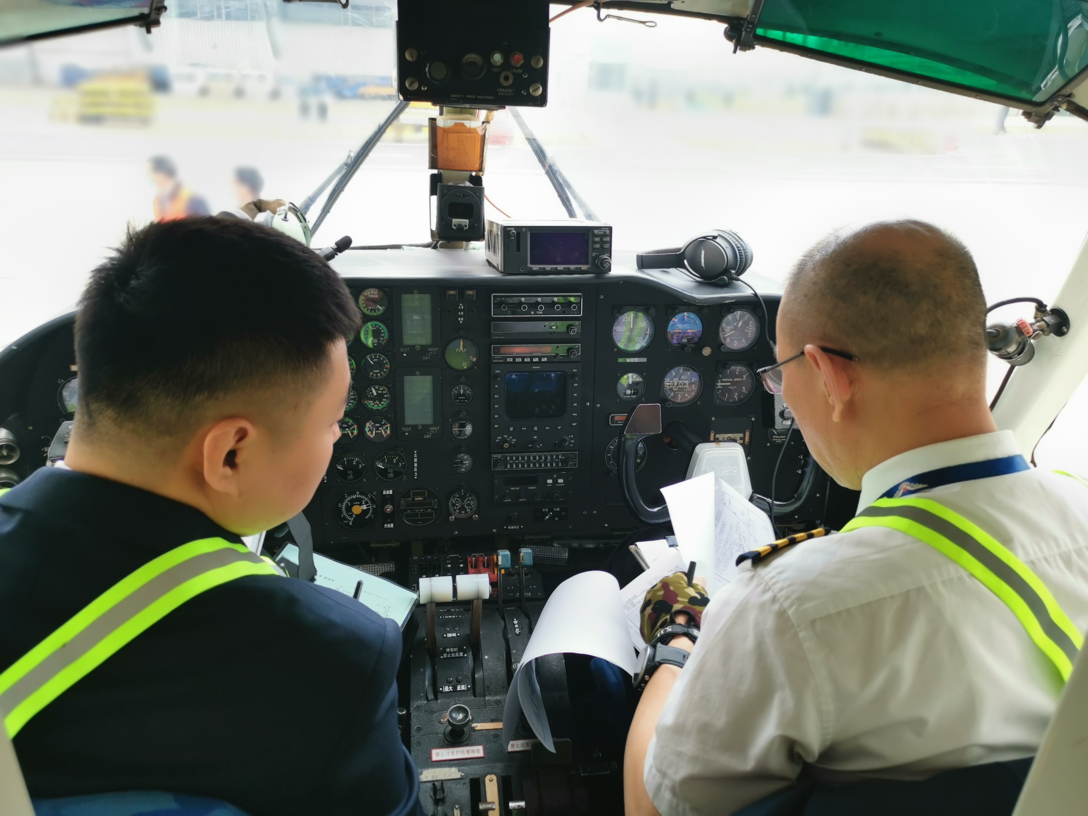 5月16日龙嘉机场,机组人员在做飞行前准备.