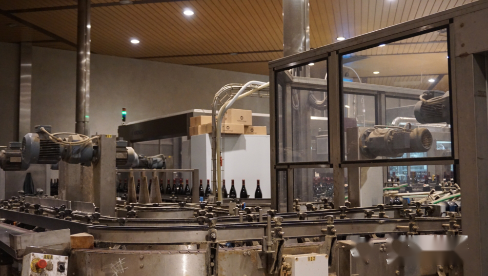 唯诺酒庄葡萄酒装瓶流水线在大部分情况下,一瓶唯诺雄狮干红葡萄酒就