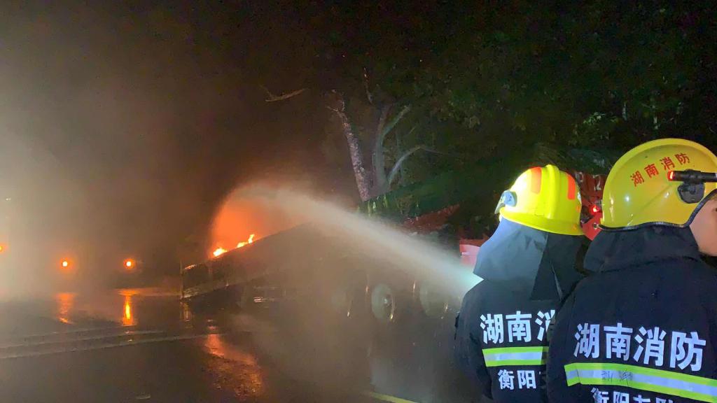 电瓶满载33吨废旧电瓶的挂车突然起火 在过道上边开边冒烟