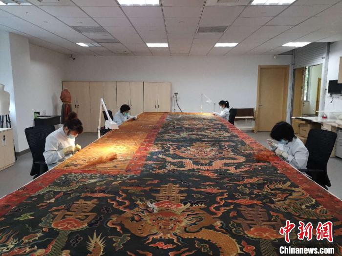 中国丝绸博物馆纺织品文物修复现场。　童笑雨摄
