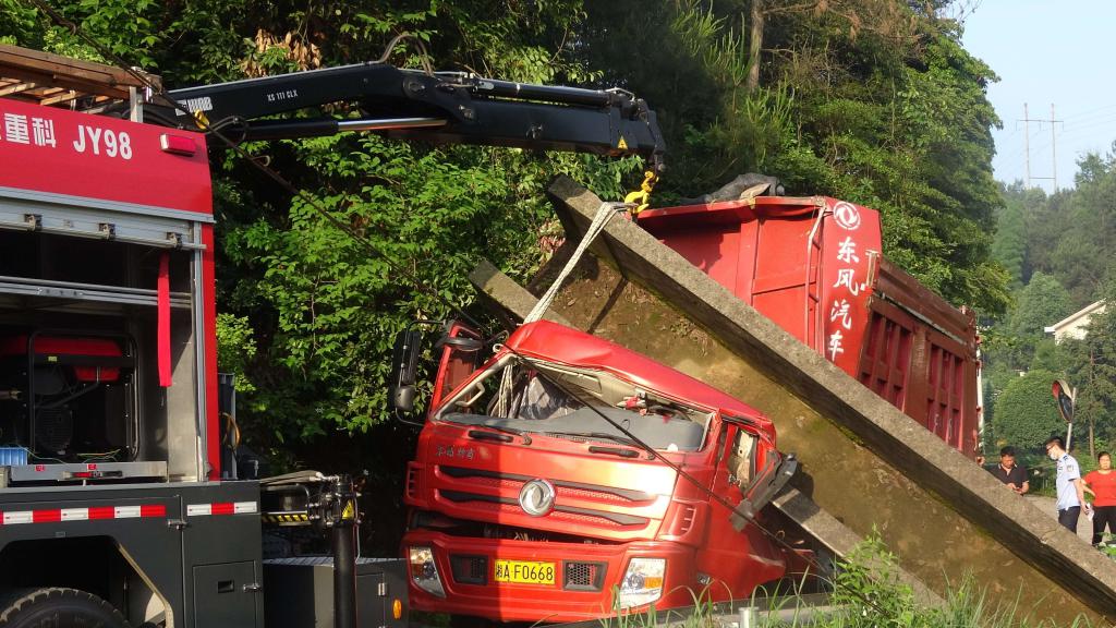 水渠悲剧！长沙一超高货车撞断水渠 驾驶员不幸身亡