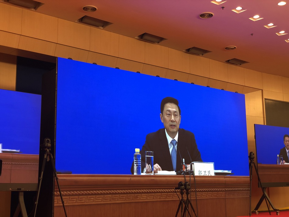 发布会上，郭卫民“隔屏”接受中外记者提问。  澎湃新闻记者汤琪图