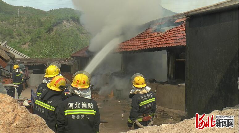 「液化气罐」河北宽城：民房失火，消防员逆行冒险抬出喷火煤气罐