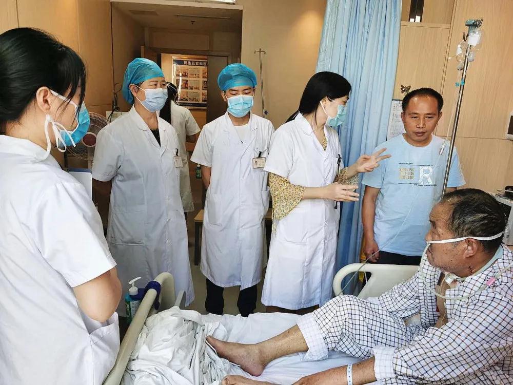 张治军主任,杨林副主任和吴医生为术后患者检查5月13日,患者慕名到